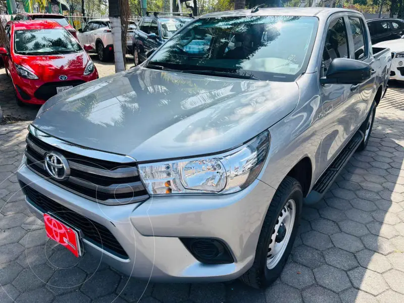 Foto Toyota Hilux Cabina Doble Base usado (2023) color Plata financiado en mensualidades(enganche $120,131 mensualidades desde $10,670)