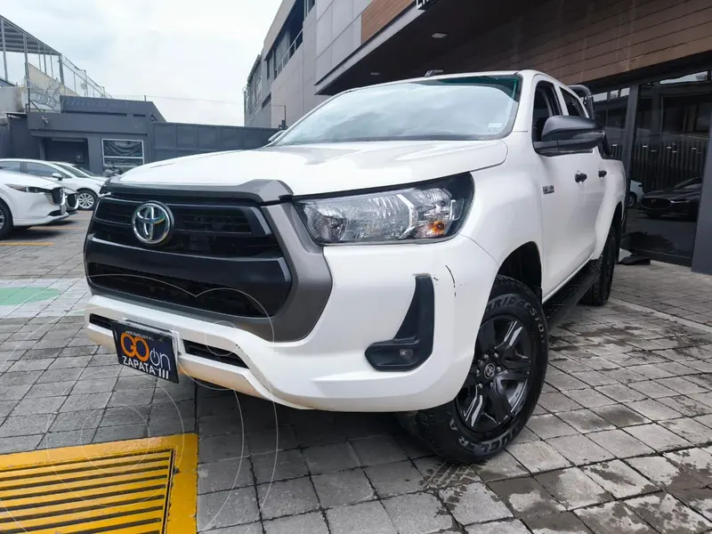 Foto Toyota Hilux Cabina Doble SR usado (2024) color Blanco financiado en mensualidades(enganche $155,325 mensualidades desde $11,878)