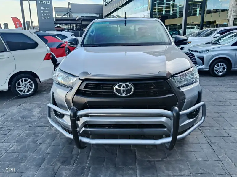 Foto Toyota Hilux Cabina Doble SR usado (2022) color plateado precio $488,000
