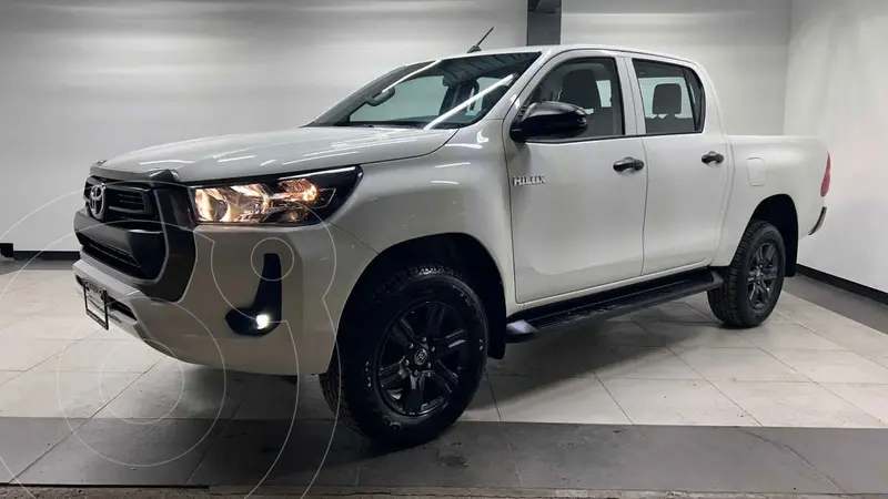Foto Toyota Hilux Cabina Doble SR usado (2025) color Blanco financiado en mensualidades(enganche $121,000 mensualidades desde $11,937)