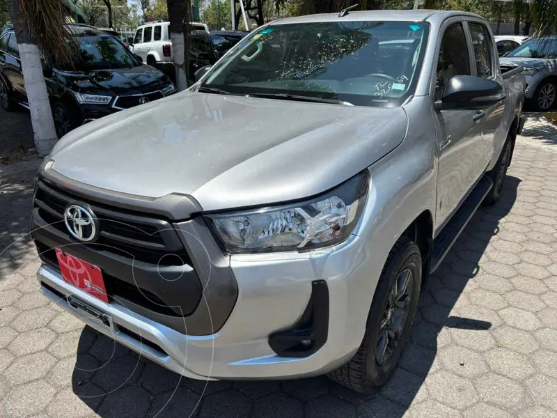 Foto Toyota Hilux Cabina Doble SR usado (2022) color Plata financiado en mensualidades(enganche $130,881 mensualidades desde $11,625)