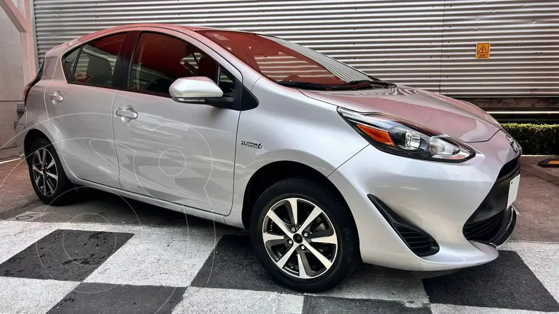Foto Toyota Prius C 1.5L usado (2020) color plateado precio $315,000