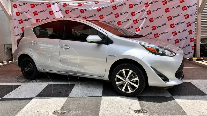 Foto Toyota Prius C 1.5L usado (2021) color plateado precio $320,000