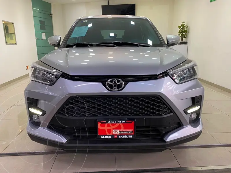 Foto Toyota Raize XLE Aut usado (2024) color Plata precio $394,000