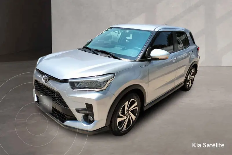 Foto Toyota Raize XLE Aut Bi-Tono usado (2024) color Plata precio $365,000