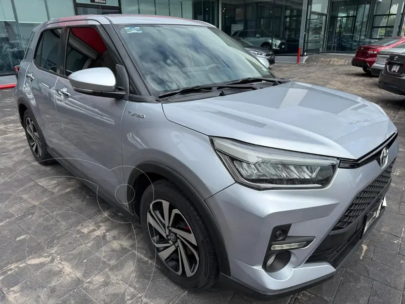 Foto Toyota Raize XLE Aut usado (2022) color plateado precio $345,000