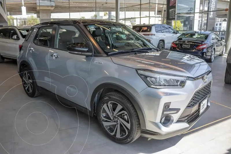 Foto Toyota Raize XLE Aut usado (2023) color Plata financiado en mensualidades(enganche $80,790 mensualidades desde $5,980)