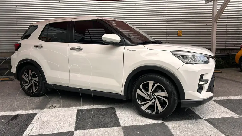 Foto Toyota Raize XLE Aut Bi-Tono usado (2023) color Blanco precio $355,000