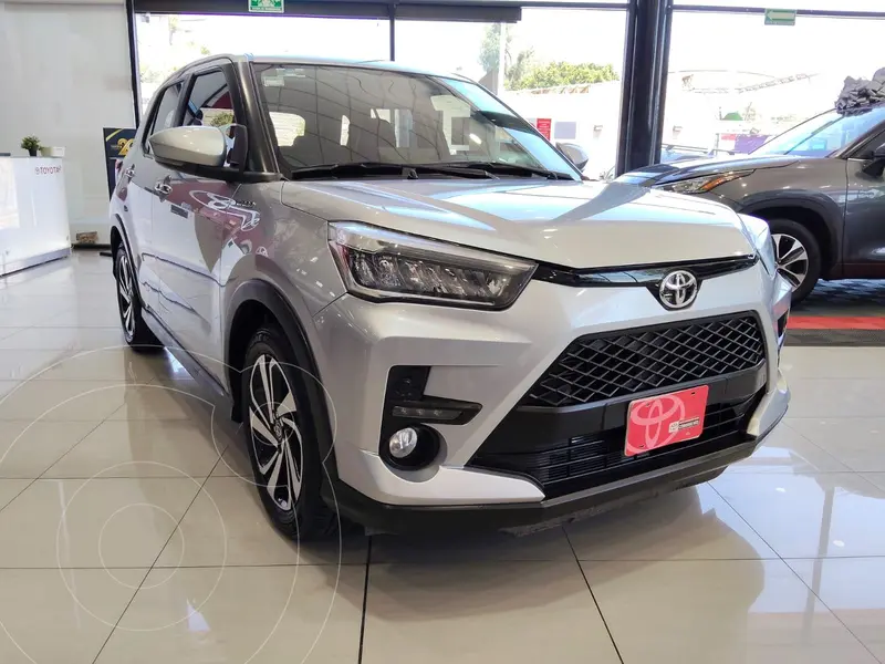 Foto Toyota Raize XLE Aut usado (2022) color plateado precio $323,000