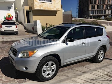 Foto Toyota RAV4 2.4L Base 3a. fila de asientos usado (2006) color Plata precio $124,000