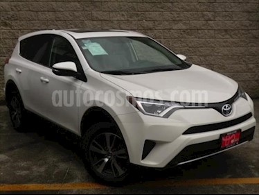 foto Toyota RAV4 5P XLE L4 TA QC F. NIEBLA RA-17 4X4 usado (2016) color Blanco precio $312,000