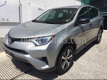 foto Toyota RAV4 LE usado (2017) color Plata precio $298,500