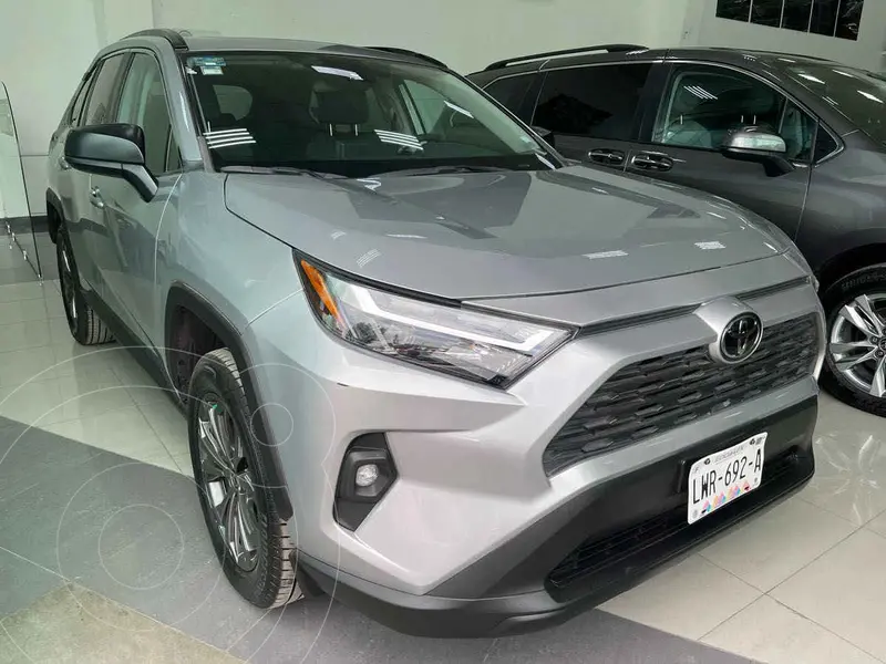 Foto Toyota RAV4 XLE usado (2023) color Plata precio $540,000