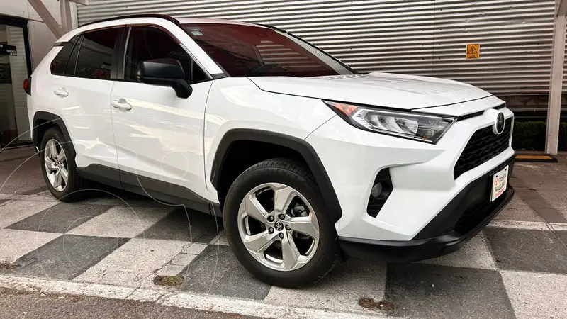 Foto Toyota RAV4 XLE usado (2021) color Blanco precio $425,000
