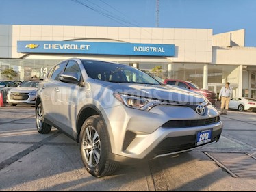 Toyota RAV4 XLE 4WD usado (2018) color Gris Oscuro precio $349,000