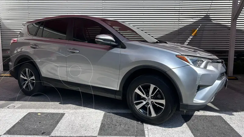 Foto Toyota RAV4 XLE 4WD usado (2017) color plateado precio $300,000