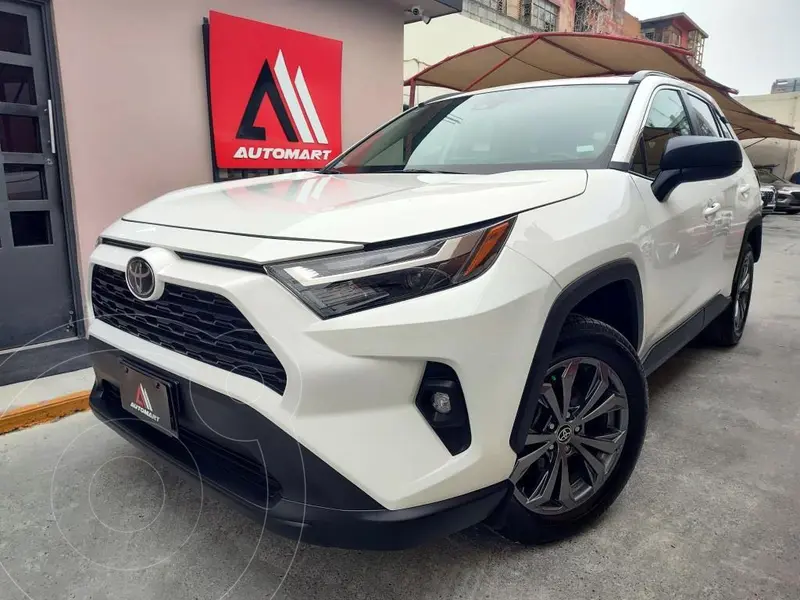 Foto Toyota RAV4 XLE usado (2022) color Blanco precio $509,000