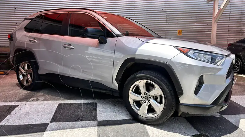 Foto Toyota RAV4 XLE usado (2021) color plateado precio $450,000