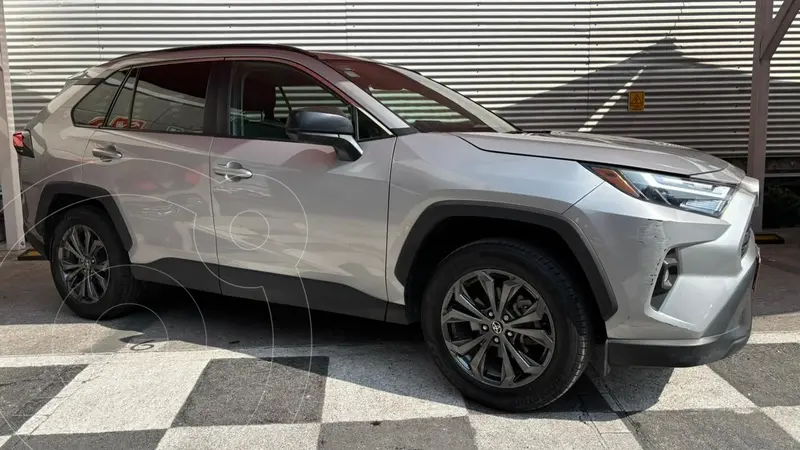 Foto Toyota RAV4 XLE usado (2024) color plateado precio $570,000