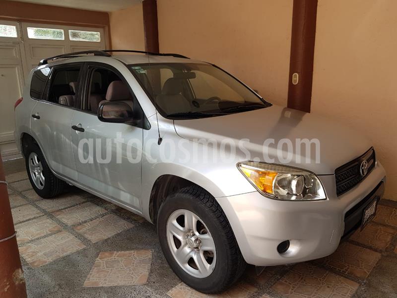 Toyota RAV4 2.4L Base 3a. fila de asientos usado (2007) color Plata precio $125,000