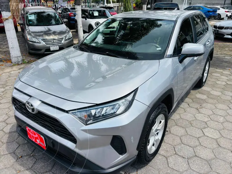 Foto Toyota RAV4 LE usado (2019) color Plata precio $347,000
