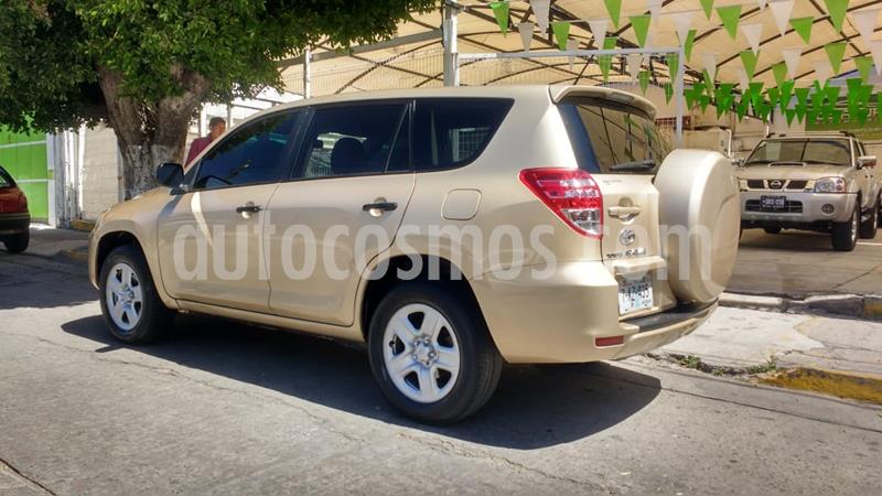 Toyota RAV4 2.5L Base 3a. fila de asientos usado (2010) color Arena precio $155,000