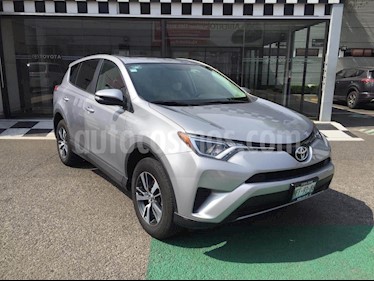 Toyota RAV4 XLE usado (2017) color Plata precio $315,000