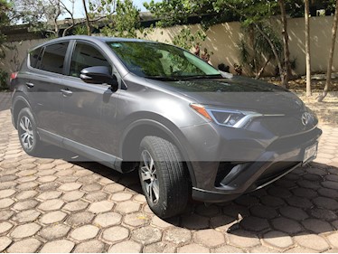 Toyota RAV4 XLE usado (2017) color Gris Oscuro precio $280,000
