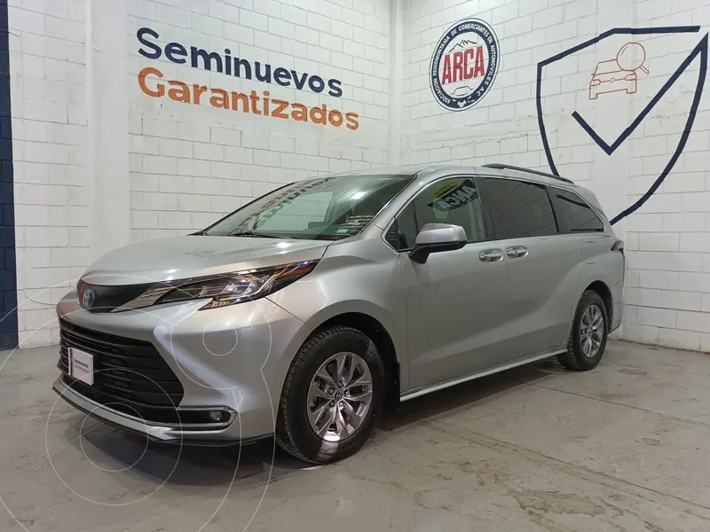 Foto Toyota Sienna HEV XLE usado (2022) color plateado precio $690,000