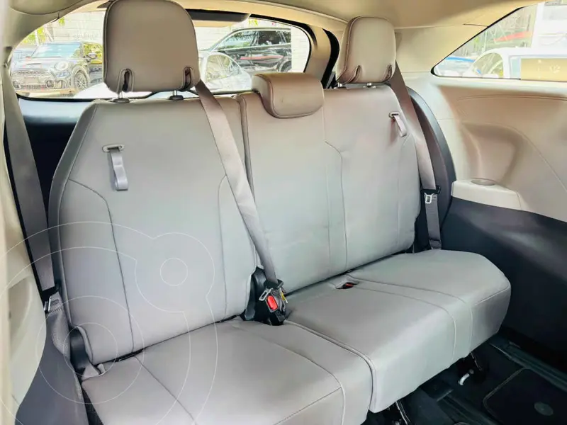 toyota sienna-hev