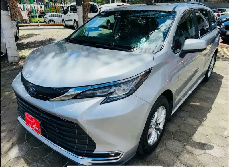 Foto Toyota Sienna HEV XLE Piel usado (2022) color Plata financiado en mensualidades(enganche $187,319 mensualidades desde $16,638)