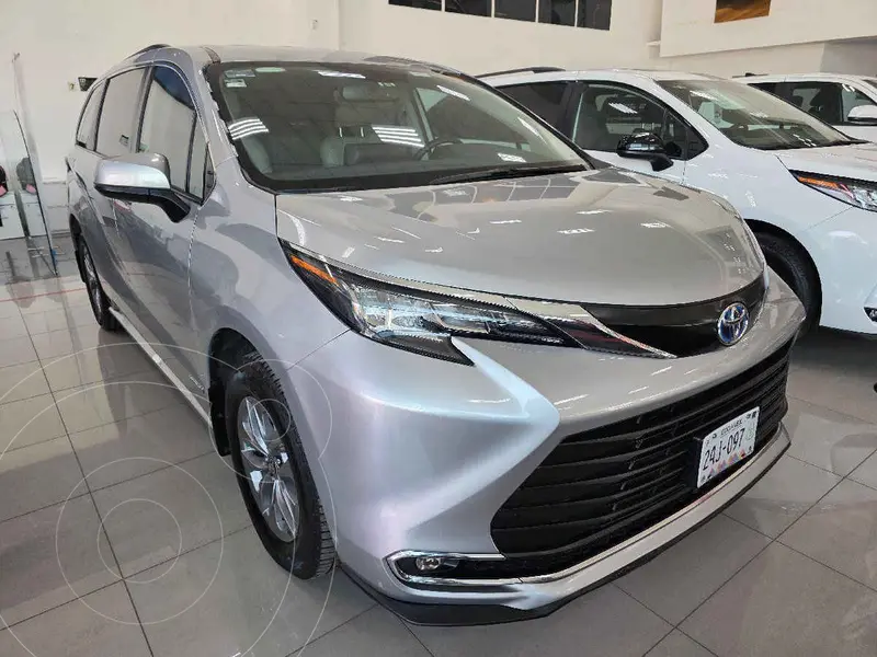 Foto Toyota Sienna HEV XLE Piel usado (2021) color Plata financiado en mensualidades(enganche $169,312 mensualidades desde $14,296)