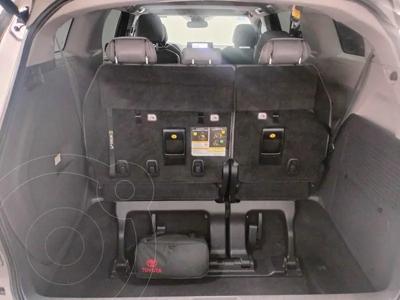 Foto Toyota Sienna HEV XLE Piel usado (2022) color Plata financiado en mensualidades(enganche $171,600 mensualidades desde $16,928)