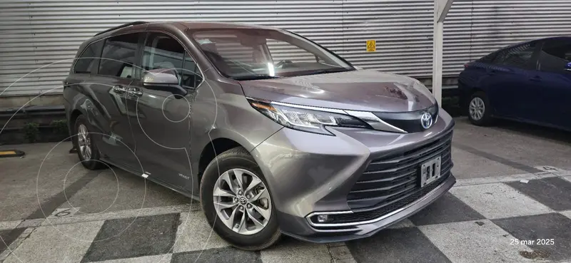 Foto Toyota Sienna HEV XLE usado (2021) color Gris precio $570,000