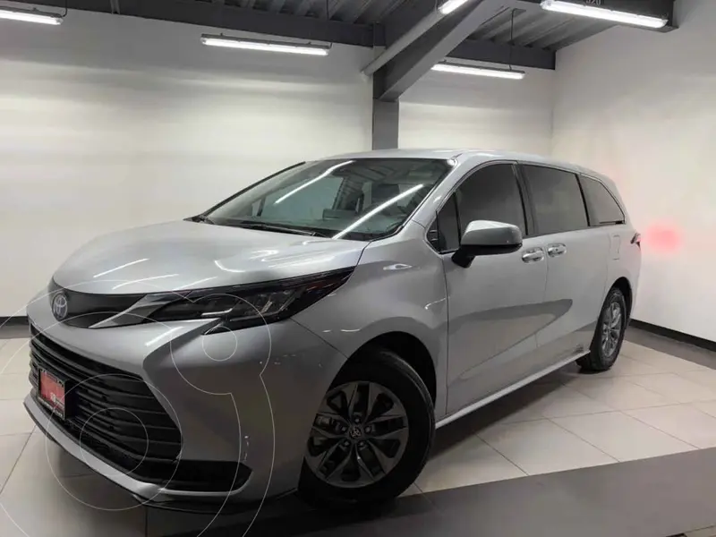 Foto Toyota Sienna HEV LE usado (2022) color Plata precio $660,000