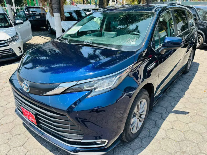 Foto Toyota Sienna HEV XLE usado (2021) color Azul precio $747,000