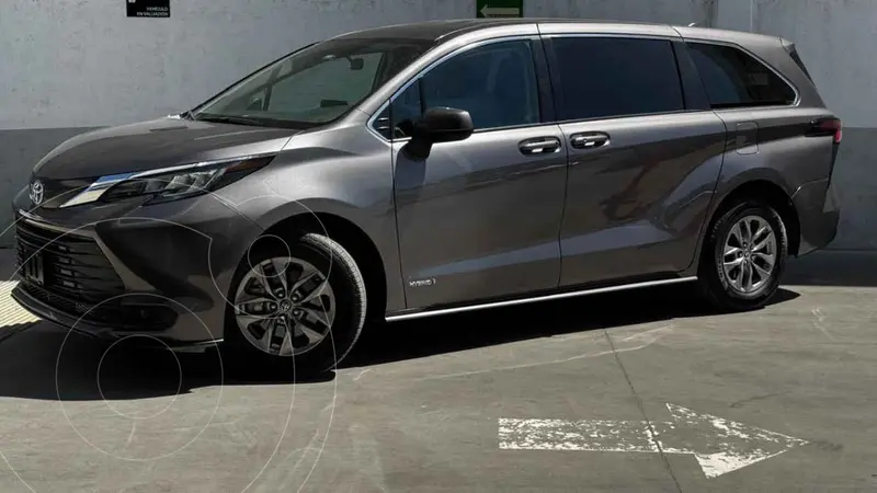 Foto Toyota Sienna HEV LE usado (2021) color Gris precio $649,000