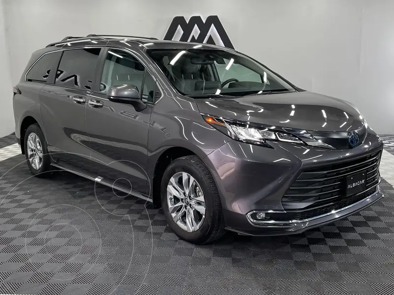 Foto Toyota Sienna HEV XLE Piel usado (2023) color Gris precio $819,999