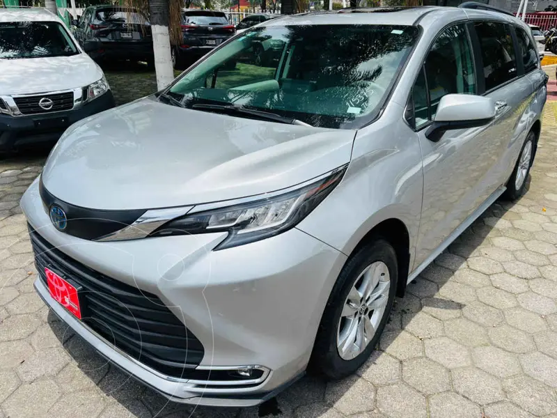 Foto Toyota Sienna HEV XLE Piel usado (2022) color Plata financiado en mensualidades(enganche $219,569 mensualidades desde $19,503)