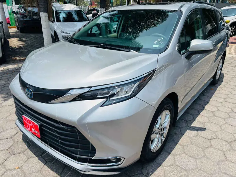 Foto Toyota Sienna HEV XLE Piel usado (2022) color Plata financiado en mensualidades(enganche $211,506 mensualidades desde $18,787)
