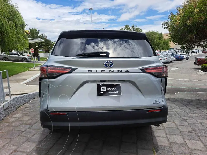 Foto Toyota Sienna HEV XLE Piel usado (2022) color Plata precio $849,000