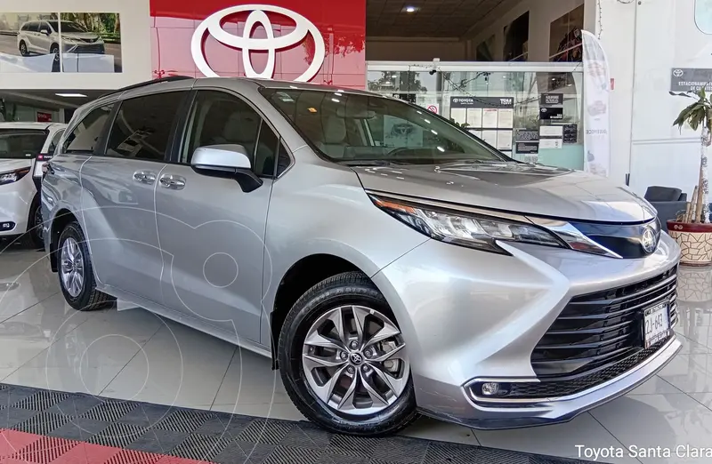 Foto Toyota Sienna HEV XLE usado (2022) color plateado precio $745,000