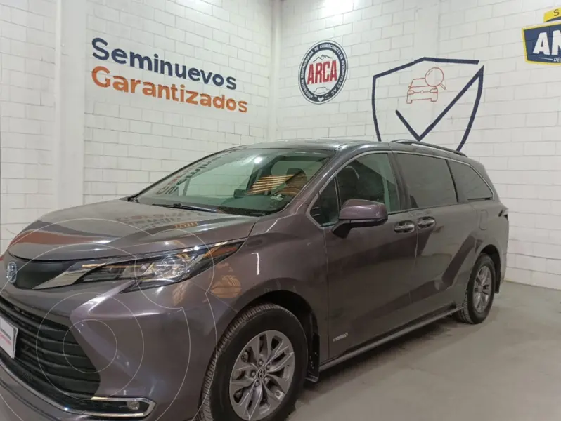 Foto Toyota Sienna HEV XLE usado (2021) color Gris precio $650,000