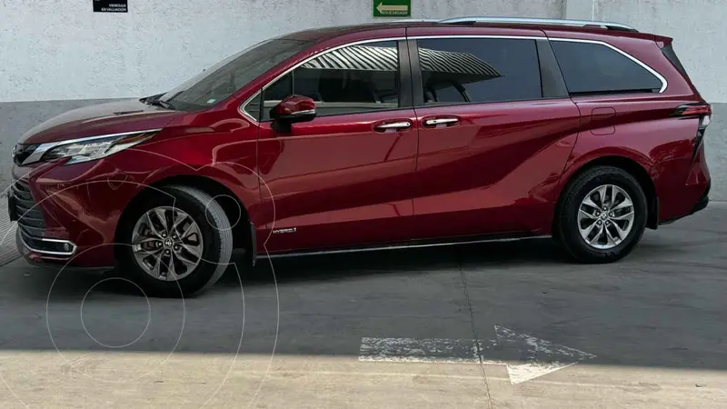 Foto Toyota Sienna HEV Limited usado (2021) color Rojo precio $774,000