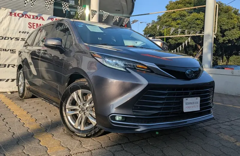 Foto Toyota Sienna HEV Limited usado (2022) color Gris precio $740,000