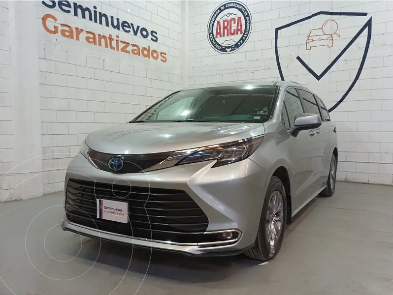 Foto Toyota Sienna HEV XLE usado (2022) color plateado precio $599,000