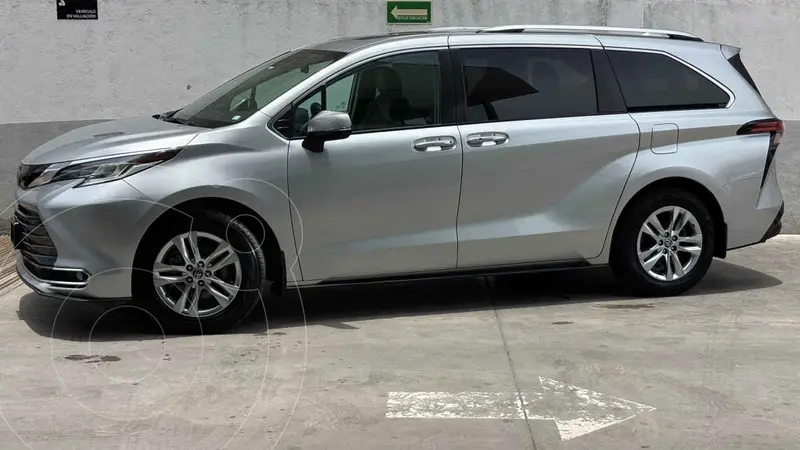 Foto Toyota Sienna HEV Limited usado (2022) color Plata precio $769,000