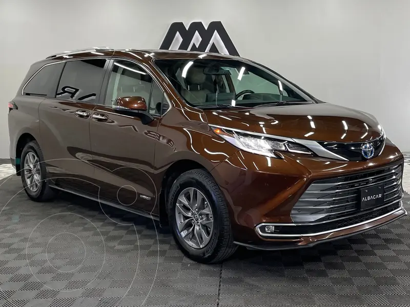 Foto Toyota Sienna HEV Limited usado (2021) color Cafe precio $697,999