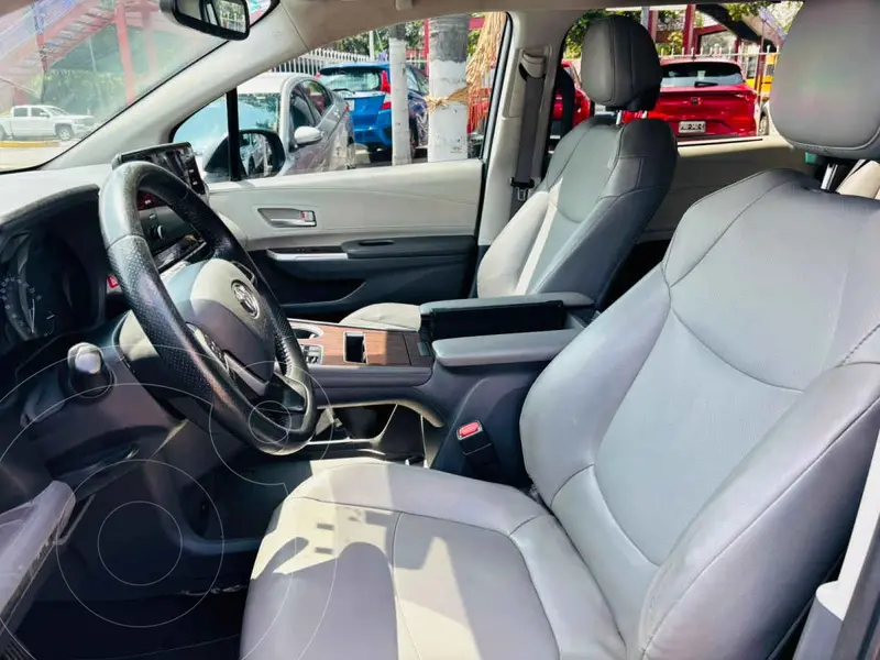 toyota sienna-hev