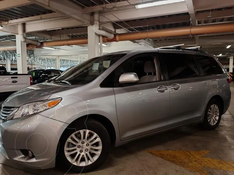 Foto Toyota Sienna XLE 3.5L usado (2017) color Plata precio $469,000
